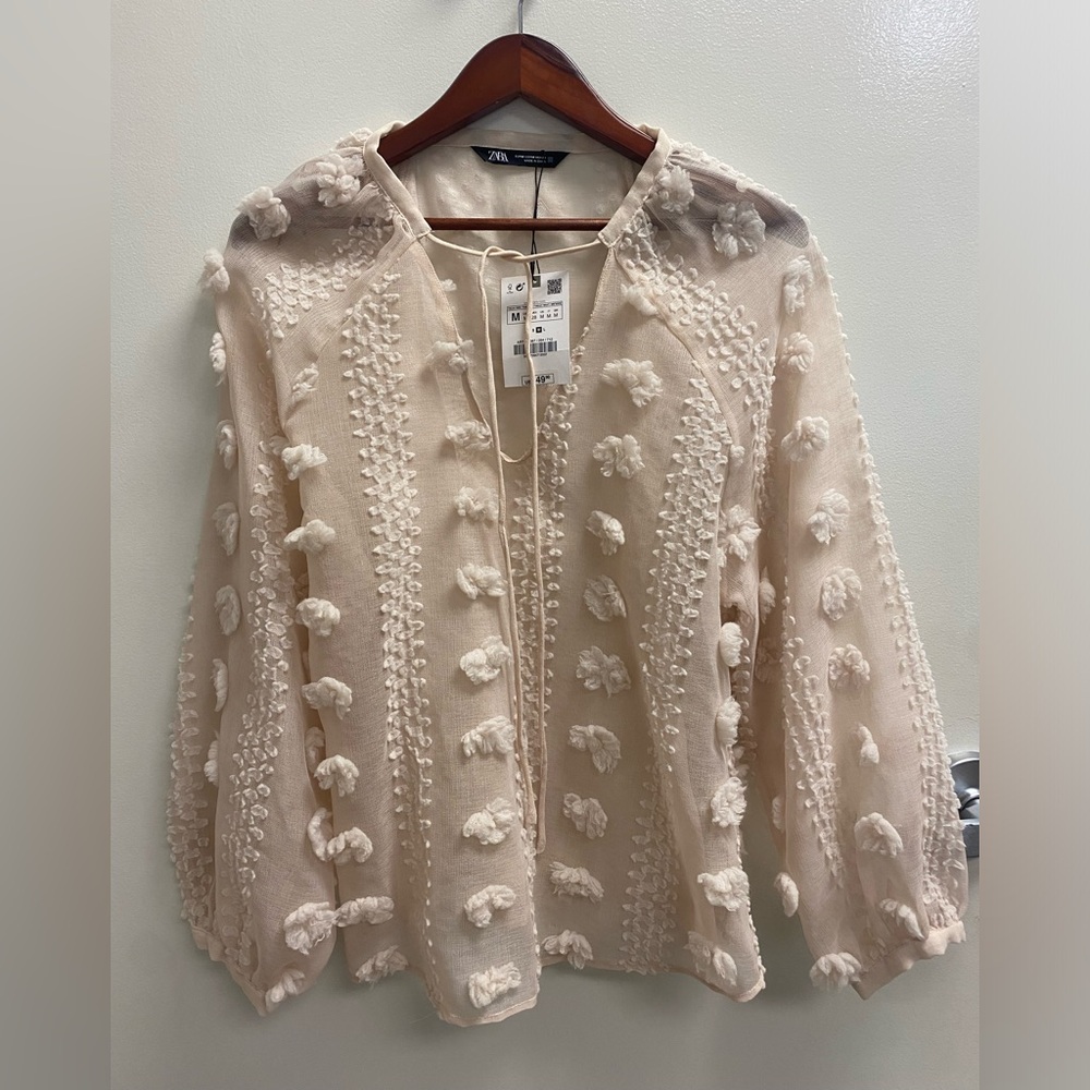 Zara 3D floral shirt in Ecru, M. New with tags.